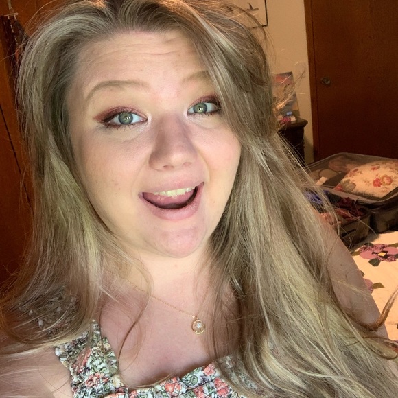 Meet your Posher, Abigail - Picture 2 of 2